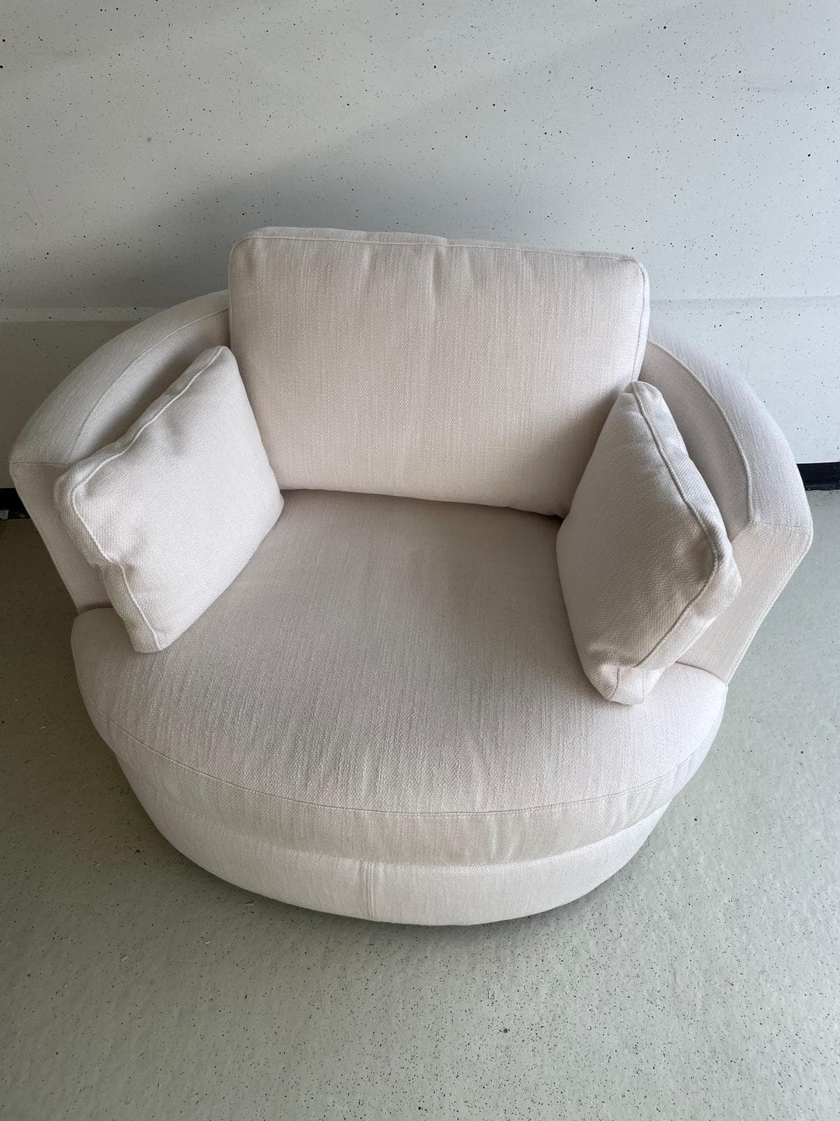 Ronde draaifauteuil vóór restauratie — oude witte bekleding
